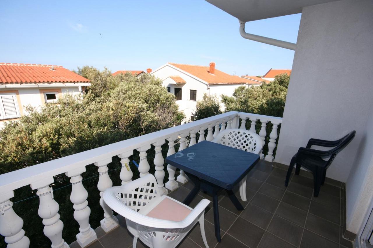 Apartments With A Parking Space Mandre, Pag - 6405 Kolan Exterior foto